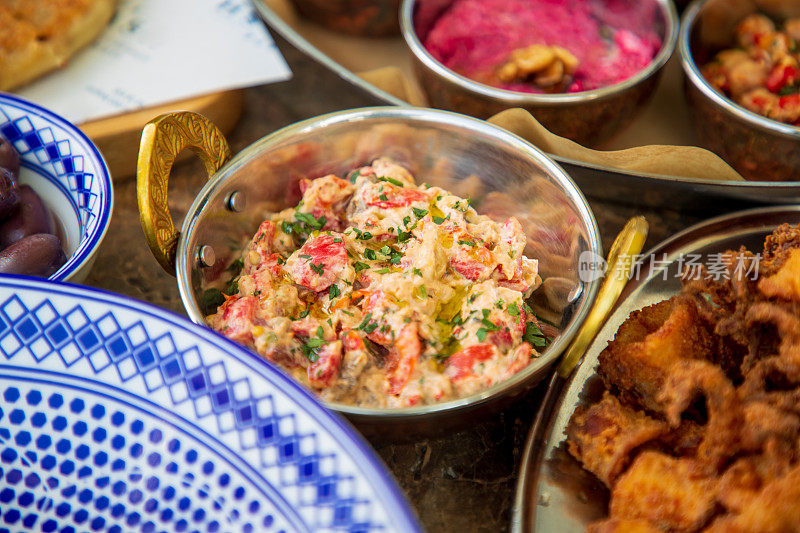 Baba Ghanoush中东特产配罗勒，配炸鱿鱼